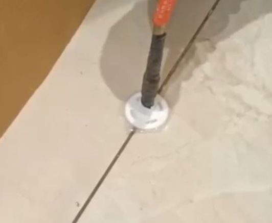 博湖瓷砖空鼓维修公司专业解答瓷砖在铺贴过程中，如果没有涂抹均匀到位的粘结材料（如水泥砂浆或瓷砖胶），可能会导致以下问题