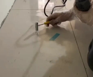 博湖瓷砖开裂维修公司专业分享瓷砖在铺贴前如果没有沥干水分，将会导致以下问题